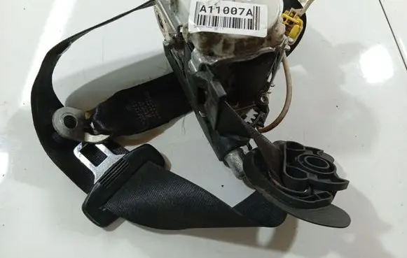 Volkswagen PASSAT B6 Front seatbelt 33042932H
