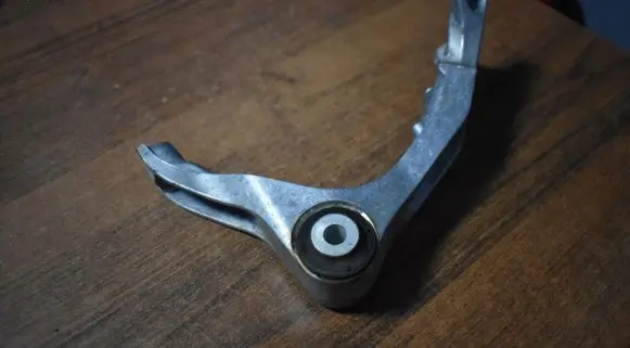 Porsche Cayenne (9Y0 9Y3) Engine mount bracket