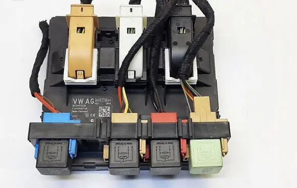 Volkswagen Jetta VI Comfort/convenience module 5K0937084H