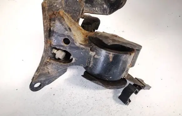 Nissan Primera Engine mount bracket
