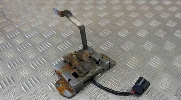 Engine bonnet/hood lock/catch