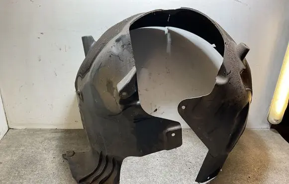 Front wheel arch liner splash guards