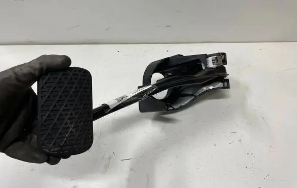 Mercedes-Benz C W204 Brake pedal A2042902101