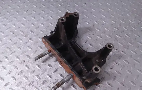 Engine mounting bracket