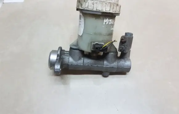 Mitsubishi L200 Brake fluid reservoir 