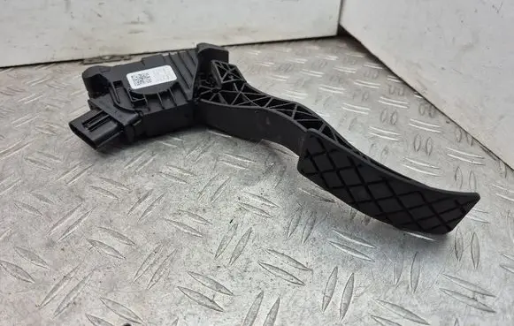 Accelerator throttle pedal