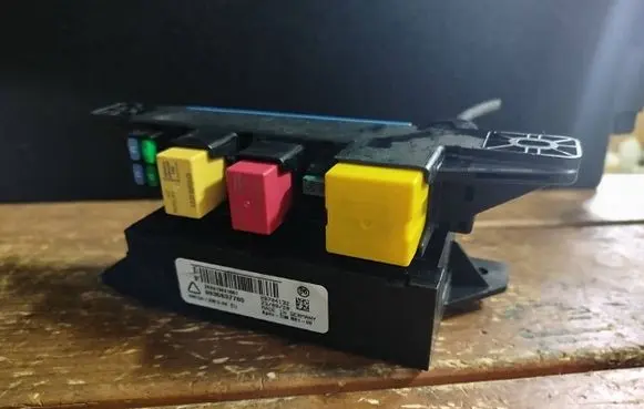 Peugeot 308 Fuse module 9835837780