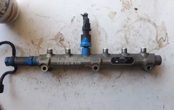 KIA Sorento Fuel distributor 0445214036