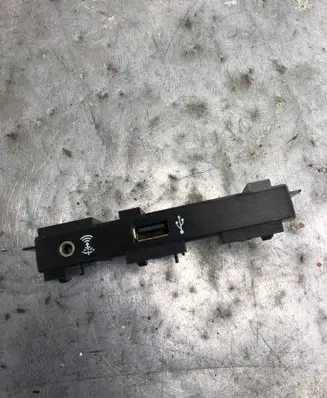 Volkswagen Touran III USB socket connector 5TA863324B
