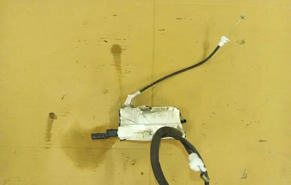 Peugeot 5008 Front door lock 825154
