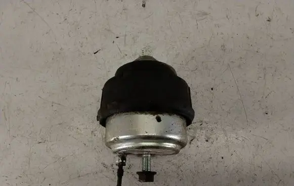 Volvo V70 Engine mount bracket