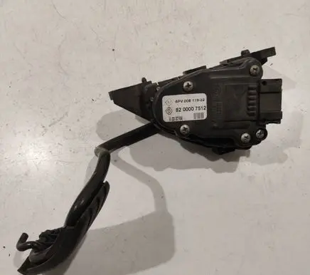 Accelerator throttle pedal
