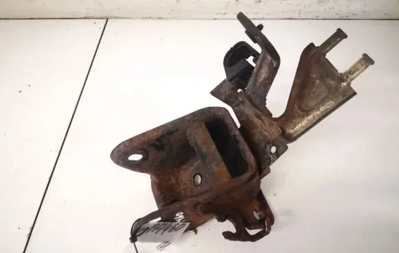 Mazda 626 Engine mounting bracket
