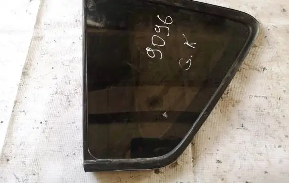 Toyota Corolla Verso AR10 Rear side window as2
