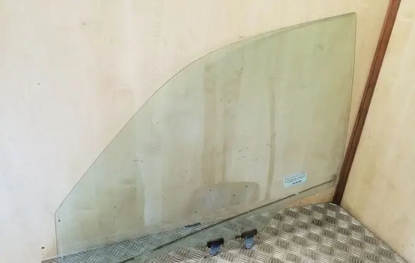 Suzuki Grand Vitara II Front door window glass four-door