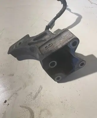 Land Rover Discovery 4 - LR4 Engine mounting bracket AH226037BA