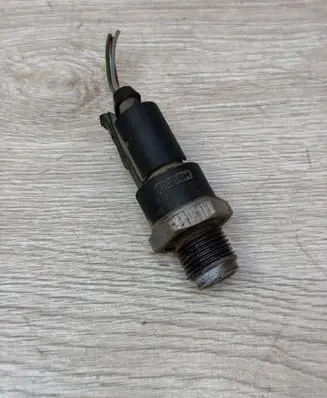 Mercedes-Benz E W211 Fuel pressure sensor 0281002504 A0041536728