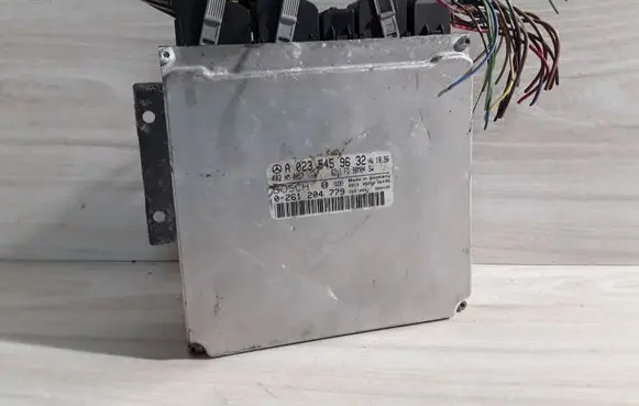 Mercedes-Benz E W210 Engine control unit/module 0261204779 A0235459632