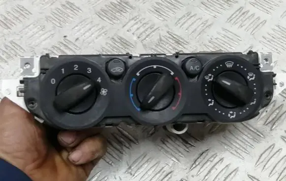 Ford Focus Climate control unit 7M5T19980AA 69607332