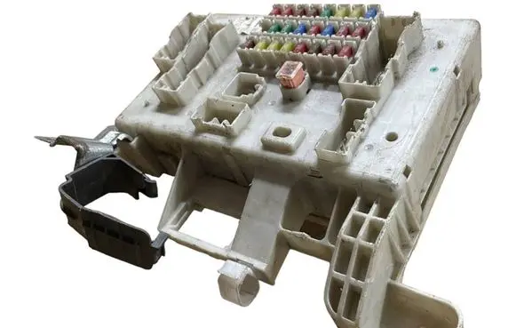 Toyota Land Cruiser (J120) Fuse module 8198050030 0665004651