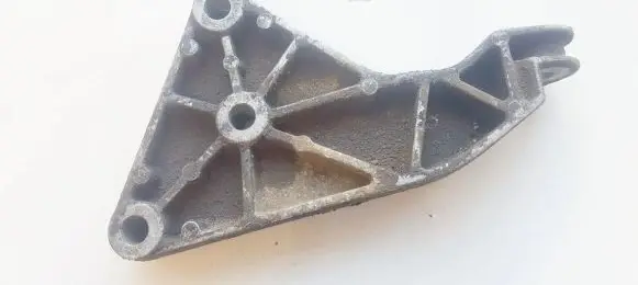 Engine mounting bracket