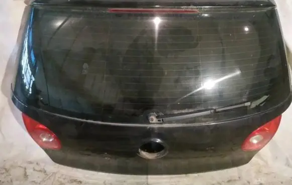 Volkswagen Golf V Tailgate/trunk/boot lid juodas