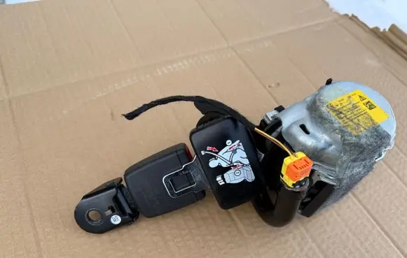 Audi Q7 4M Third row seat belt 4M0