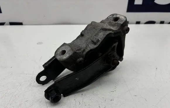 Volvo S60 Engine mount bracket 6G926P082