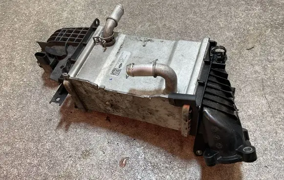 Ford Focus Intercooler radiator AUJ7B212474