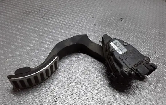 Accelerator throttle pedal