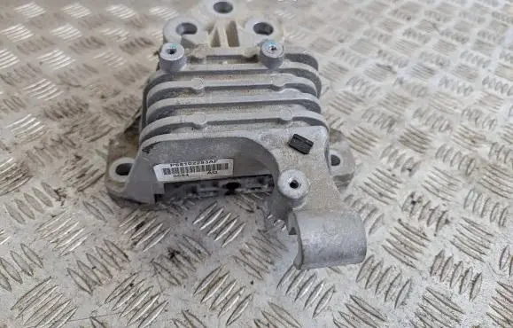 Jeep Cherokee Engine mount bracket 68102283AF