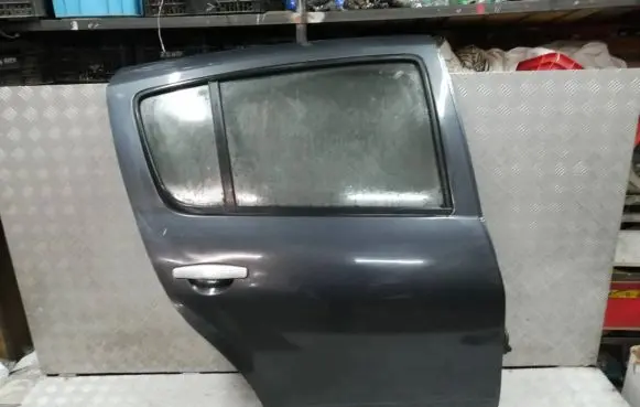 Dacia Sandero Rear door