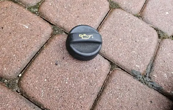 Opel Combo E Oil filler cap 9670015080
