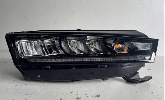 Skoda Octavia Mk4 Headlight/headlamp 5E4941016 030111823200 LE18A6418