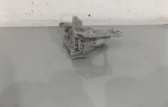 Peugeot 508 Engine mount bracket