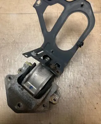 Suzuki SX4 S-Cross Engine mount bracket ZP-1 3296 150423