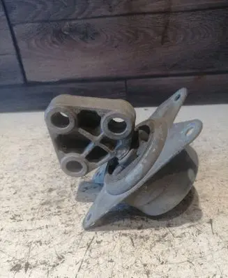 Opel Zafira B Engine mount bracket