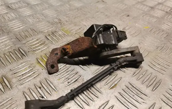 Headlight/headlamp level sensor