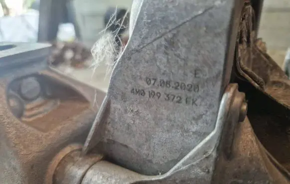 Audi Q7 4M Engine mount vacuum valve 4M0199372FK