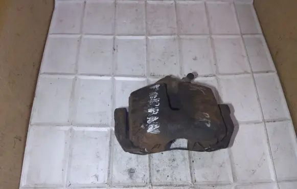 Volkswagen Touran I Front brake caliper