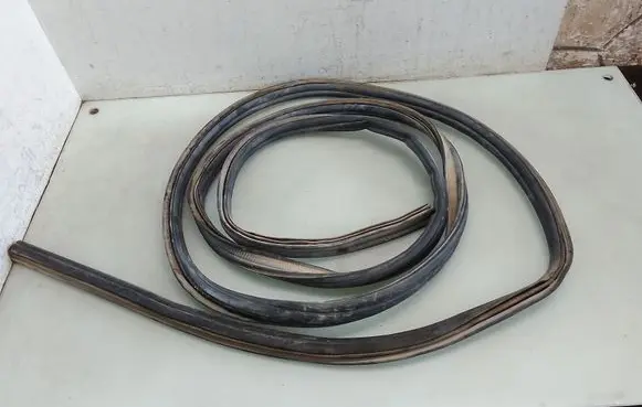 Trunk rubber seal (body)