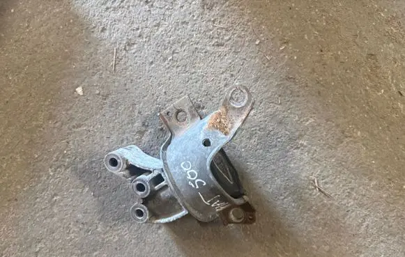 Fiat 500 Engine mounting bracket 