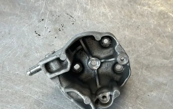 Peugeot 5008 II Engine mounting bracket 9824088780