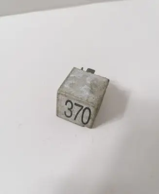 Volkswagen PASSAT B7 Other relay 8D0951253