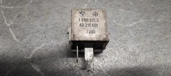 BMW 8 E31 Fuel pump relay 1390321