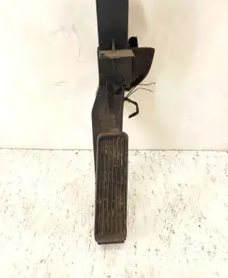 Mercedes-Benz C W203 Accelerator throttle pedal A2033000104 A2113010001
