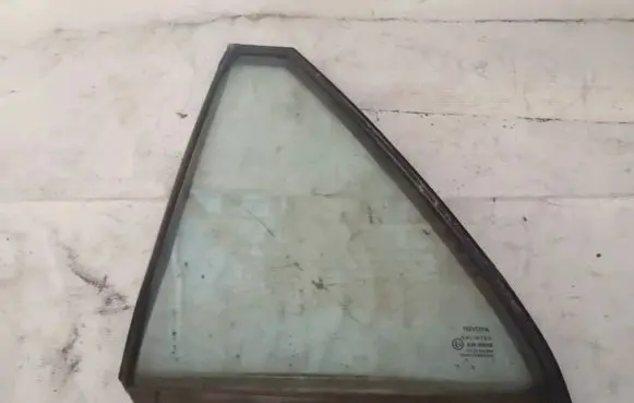 Toyota Avensis T250 Rear vent window glass 