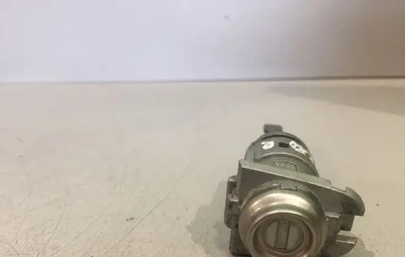Hyundai i30 Front door lock (next to the handle) 