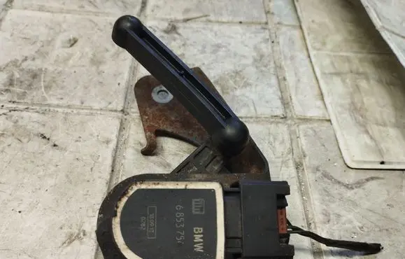 Headlight/headlamp level sensor