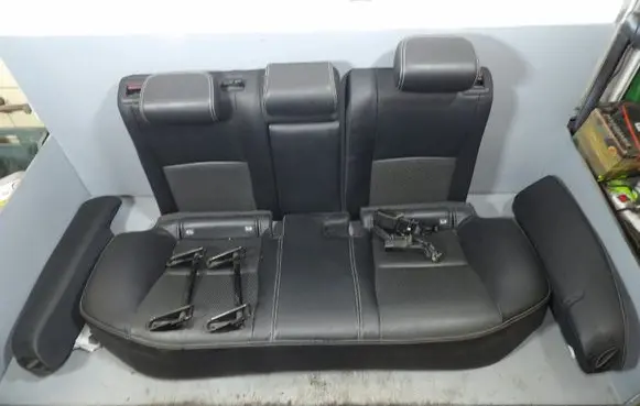 Toyota Avensis T220 Second row seats 